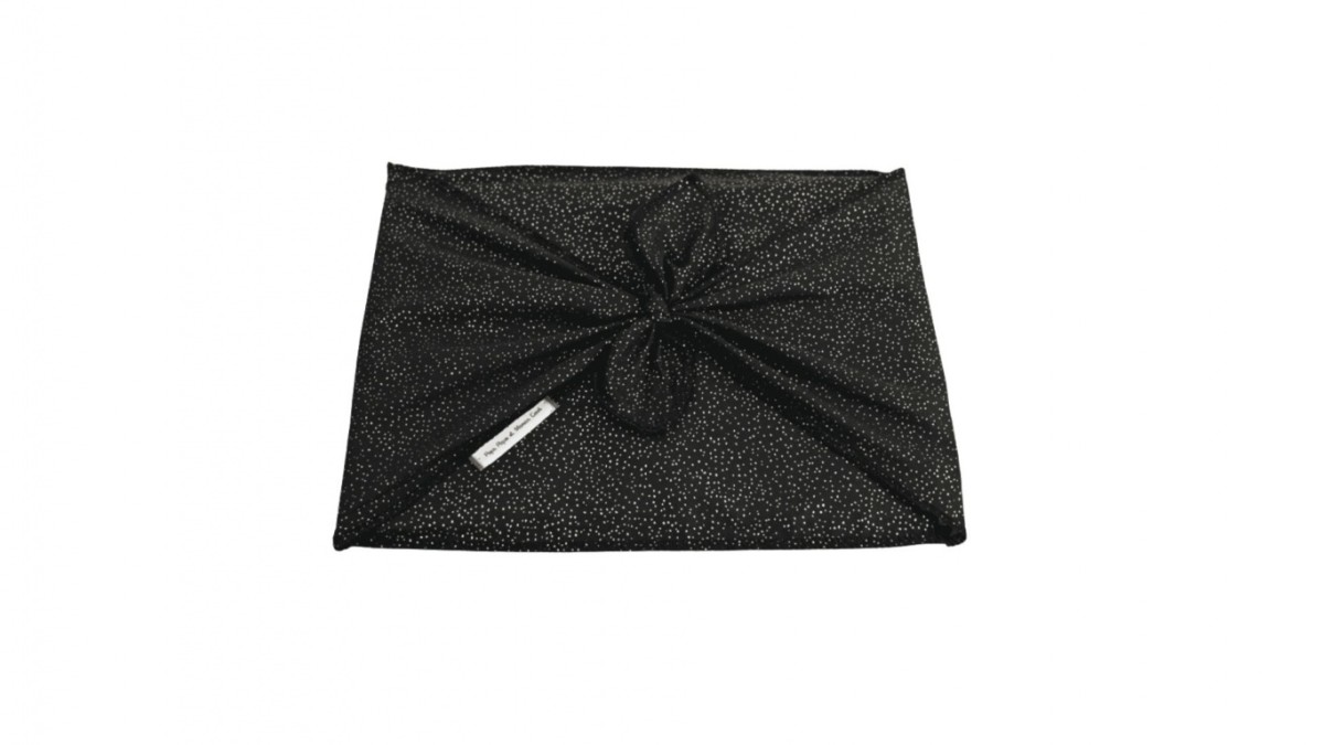 À l’heure où les fêtes riment avec créativité et responsabilité, Papa Pique et Maman Coud dévoile son nouvelle idée durable et pratique : le Fupochiki®, une pochette en tissu réutilisable inspirée du furoshiki japonais, spécialement pensée pour emballer encore plus facilement les livres, cadeaux incontournables de Noël.

